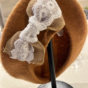 Elegant Tan Beret with White Lace Bow